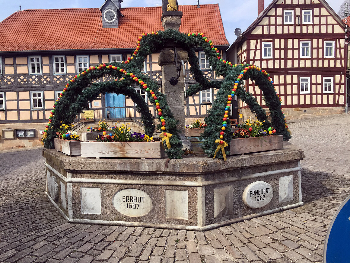 Osterbrunnen vor historischer Kulisse in Ummerstadt (Ummenstadt/Coburg.Rennsteig)