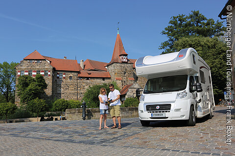 Nürnberger Land, Mit dem Wohnmobil vor dem Wenzelschloss in Lauf a.d.Pegnitz