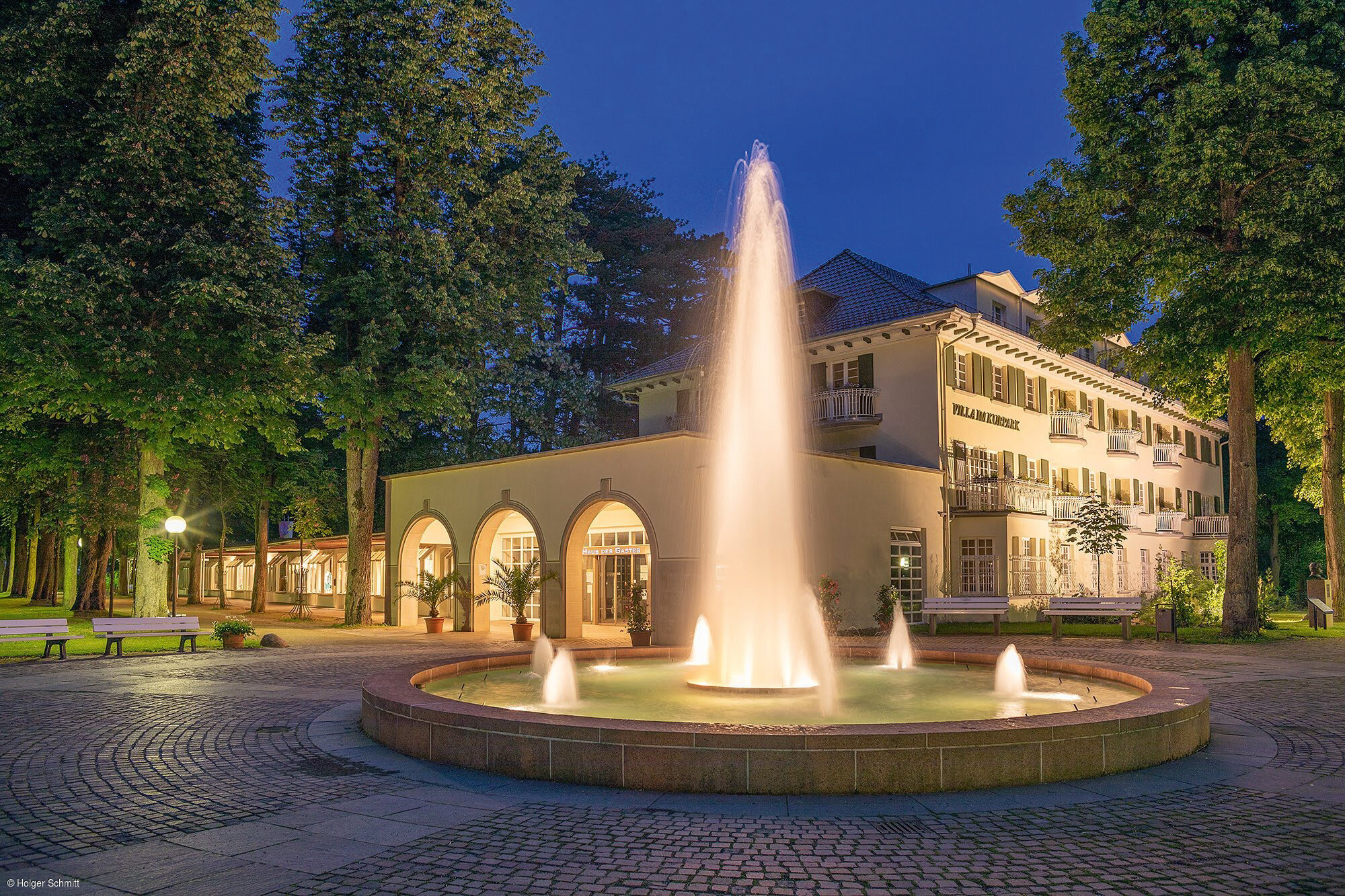 Kurparkfontäne vor Haus des Gastes (Bad Mergentheim/Liebliches Taubertal) Kurparkfontäne vor Haus des Gastes (Bad Mergentheim/Liebliches Taubertal)
