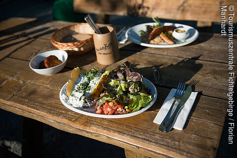 Hütten-Brotzeit beim Wandern (Fichtelgebirge)