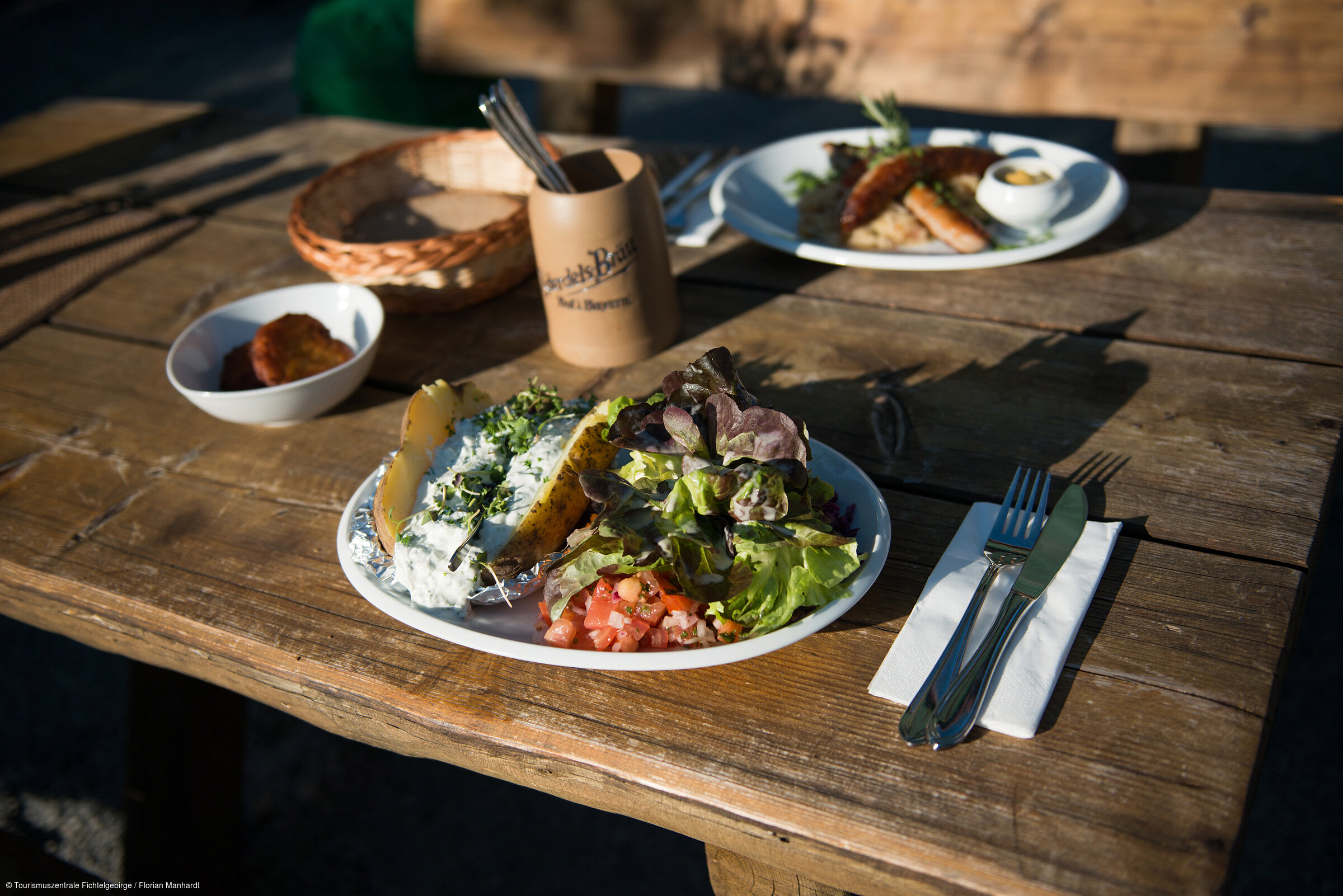 Hütten-Brotzeit beim Wandern (Fichtelgebirge)