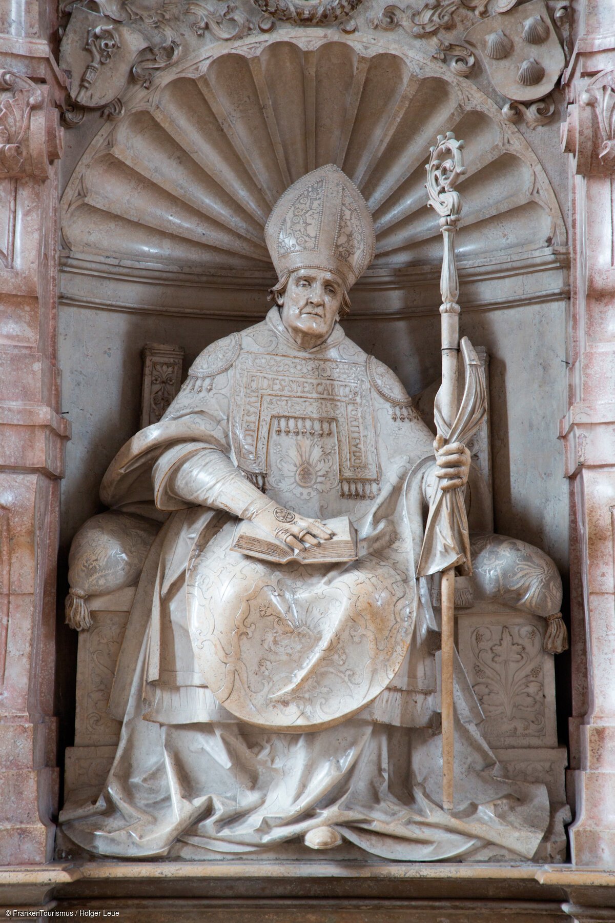 Statue von St. Willibald im Eichstätter Dom Statue von St. Willibald im Eichstätter Dom
