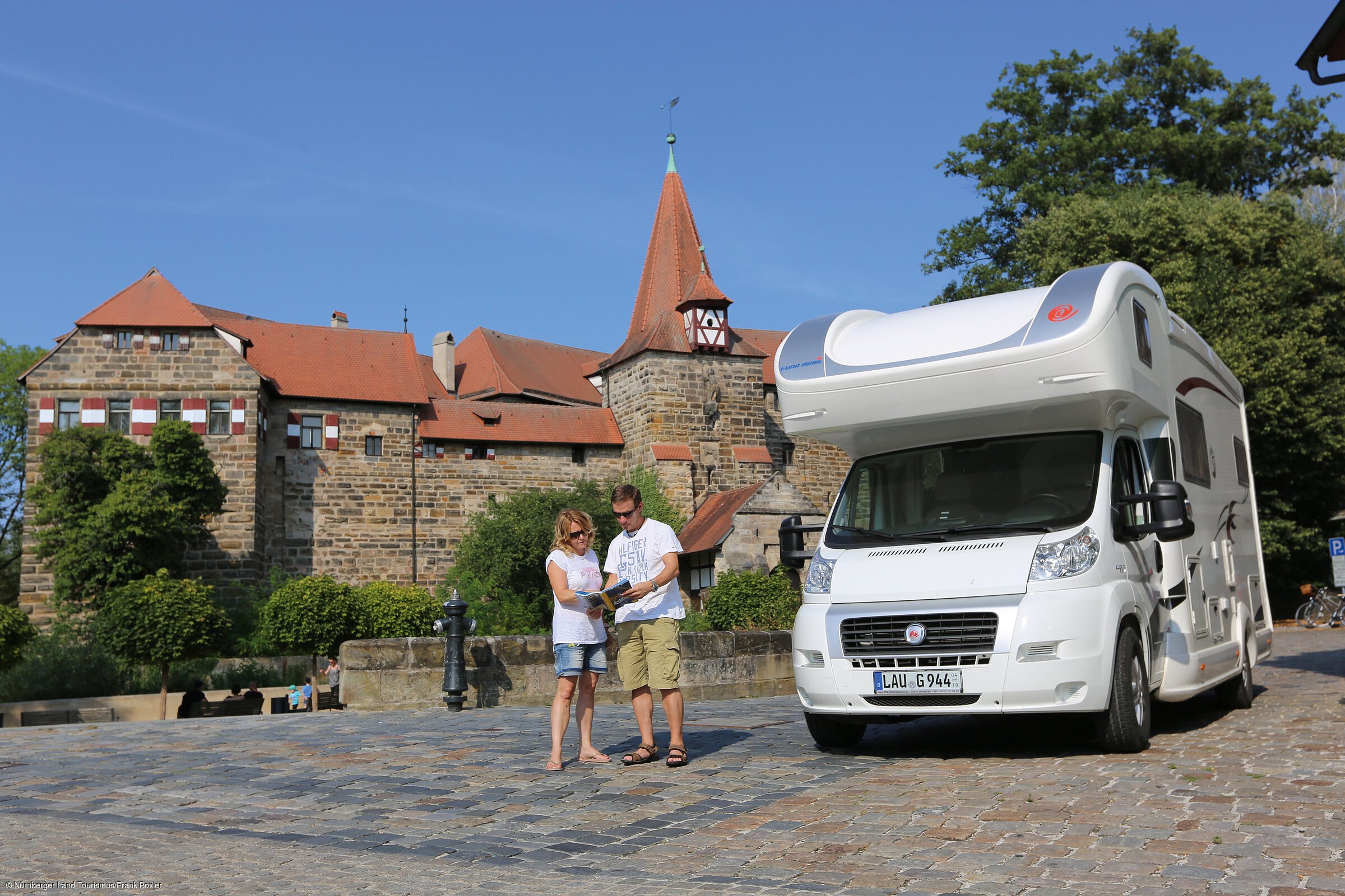 Wohnmobil vor dem Wenzelschloss (Lauf a.d.Pegnitz, Nürnberger Land) Wohnmobil vor dem Wenzelschloss (Lauf a.d.Pegnitz, Nürnberger Land)
