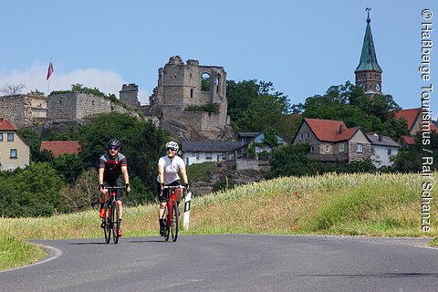 Radfahren vor der Burgruine Altenstein (Haßberge)