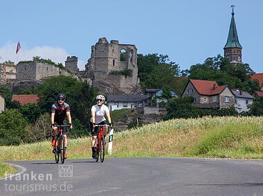 Radfahren vor der Burgruine Altenstein (Haßberge)