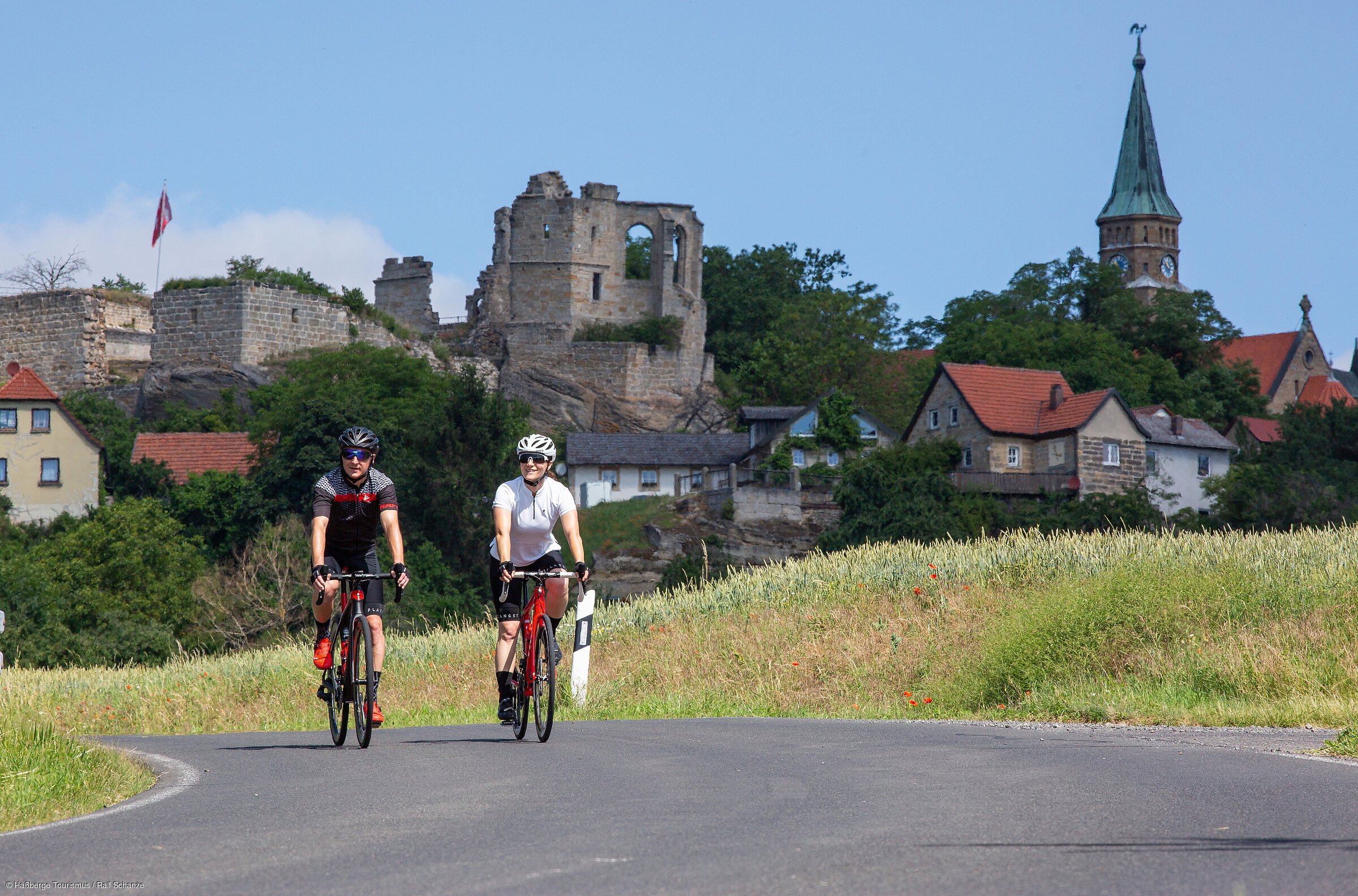 Radfahren vor der Burgruine Altenstein (Haßberge)