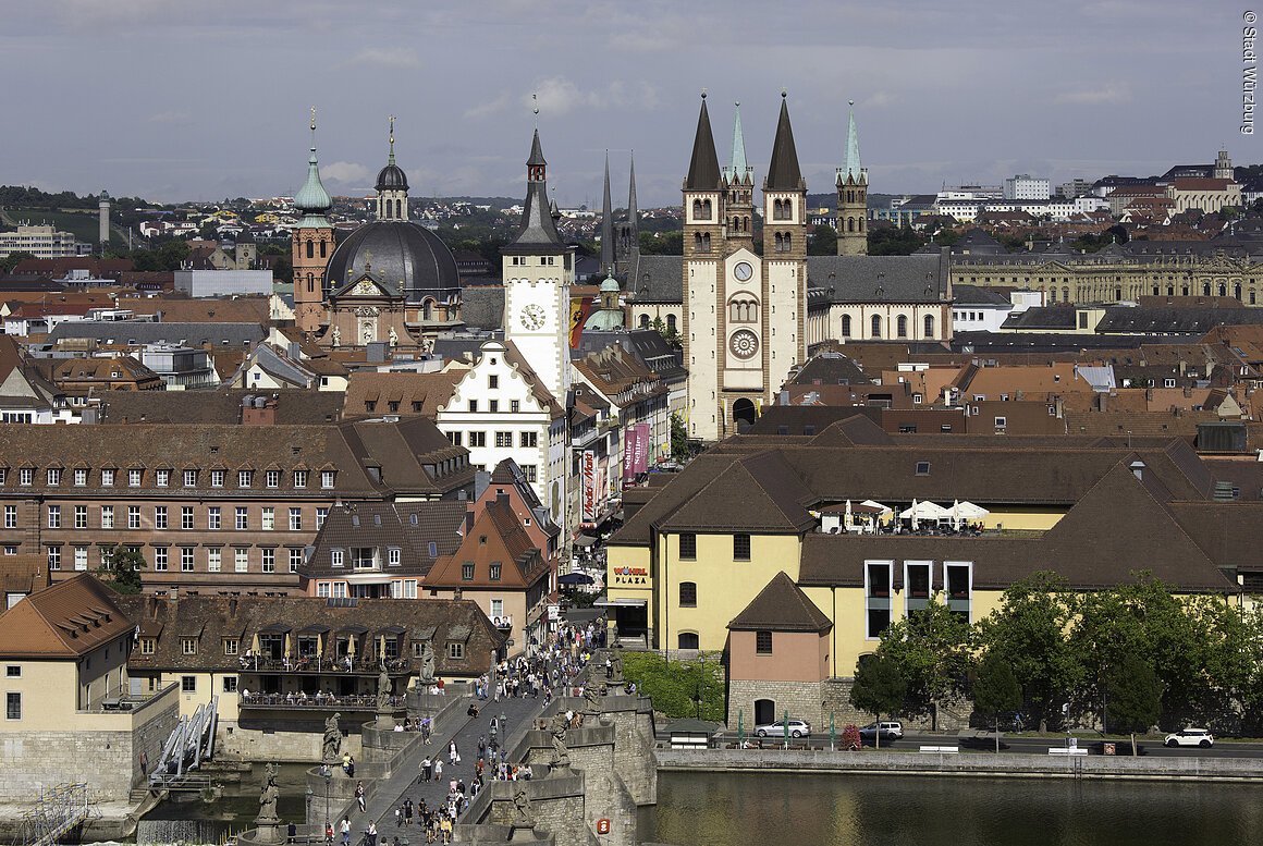 Blick auf die Alte Mainbrücke, Rathaus und Dom (Würzburg, Fränkisches Weinland)