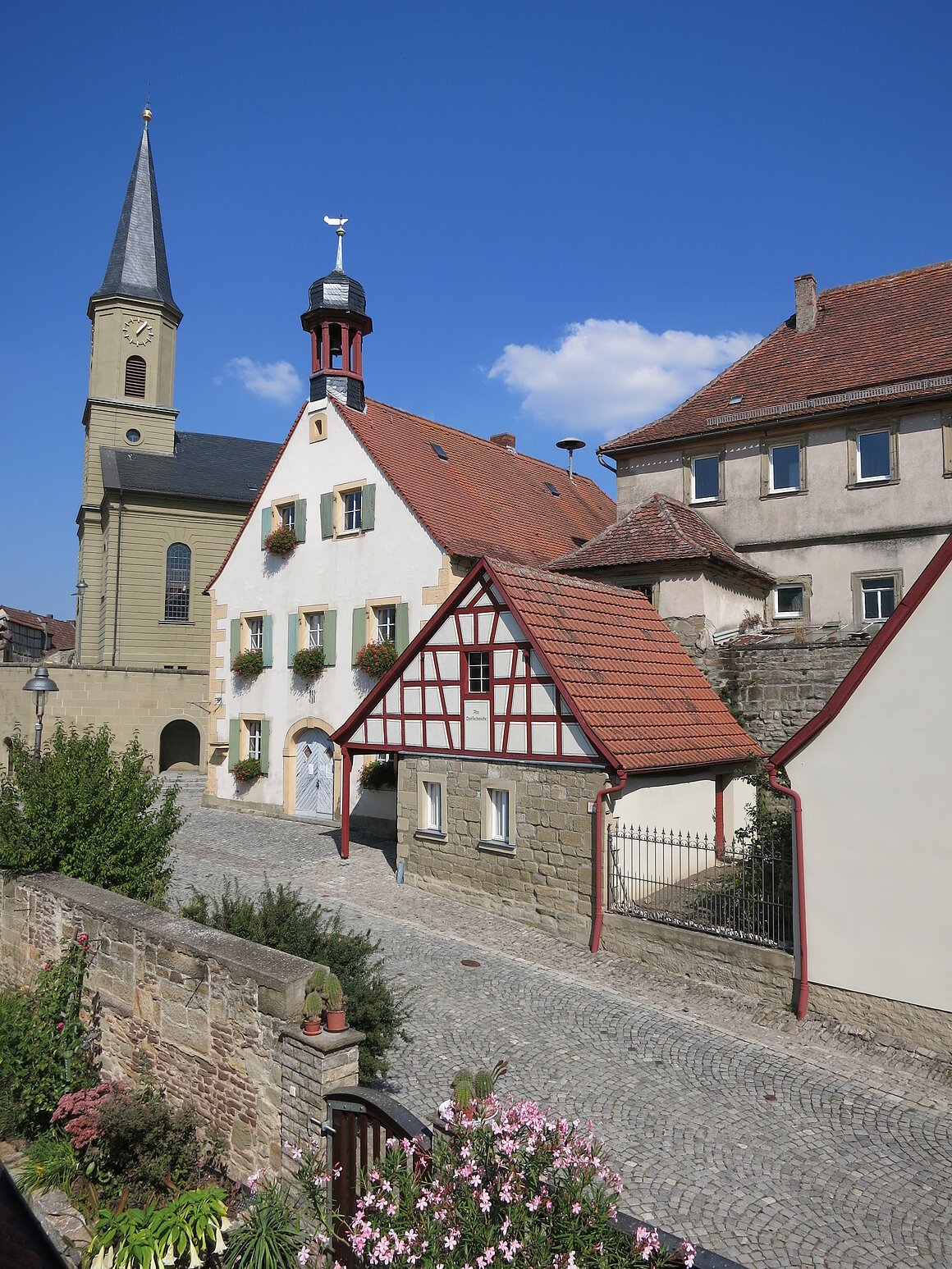 Kirche St. Peter und Paul mit Gadenkirchenburg, Rathaus mit Pranger und alte Schmiede (Seinsheim, Fränkisches Weinland)