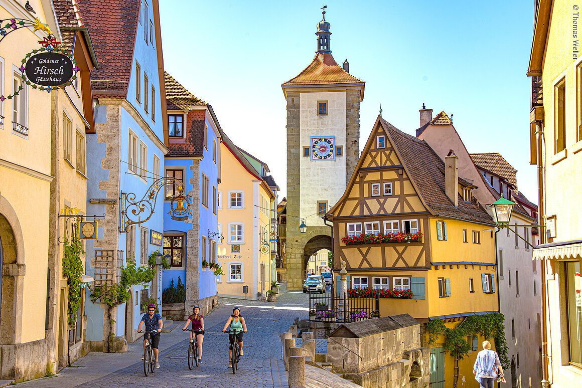 Rothenburg o.d.T. (Romantisches Franken) Ein Platz mit mittelalterlichem Stadttor und bunten, historischen Häusern