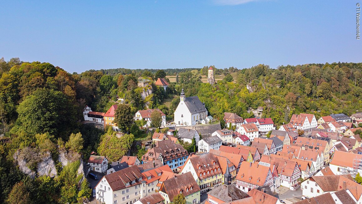 Ortsansicht mit Kirche (Waischenfeld, Fränkische Schweiz)