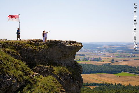 Frankenfahne mit Blick auf den Gottesgarten (Obermain.Jura)