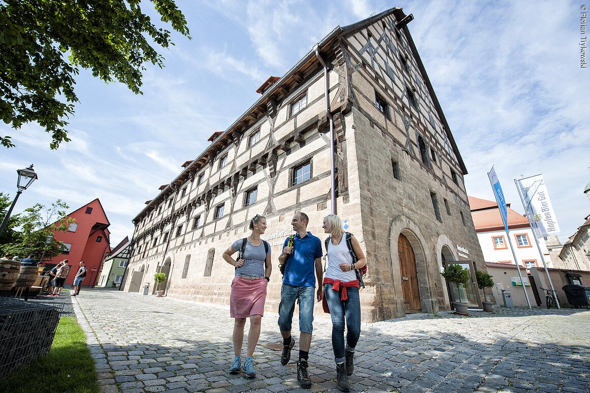 Wandernde vor dem HopfenBierGut (Spalt, Fränkisches Seenland)