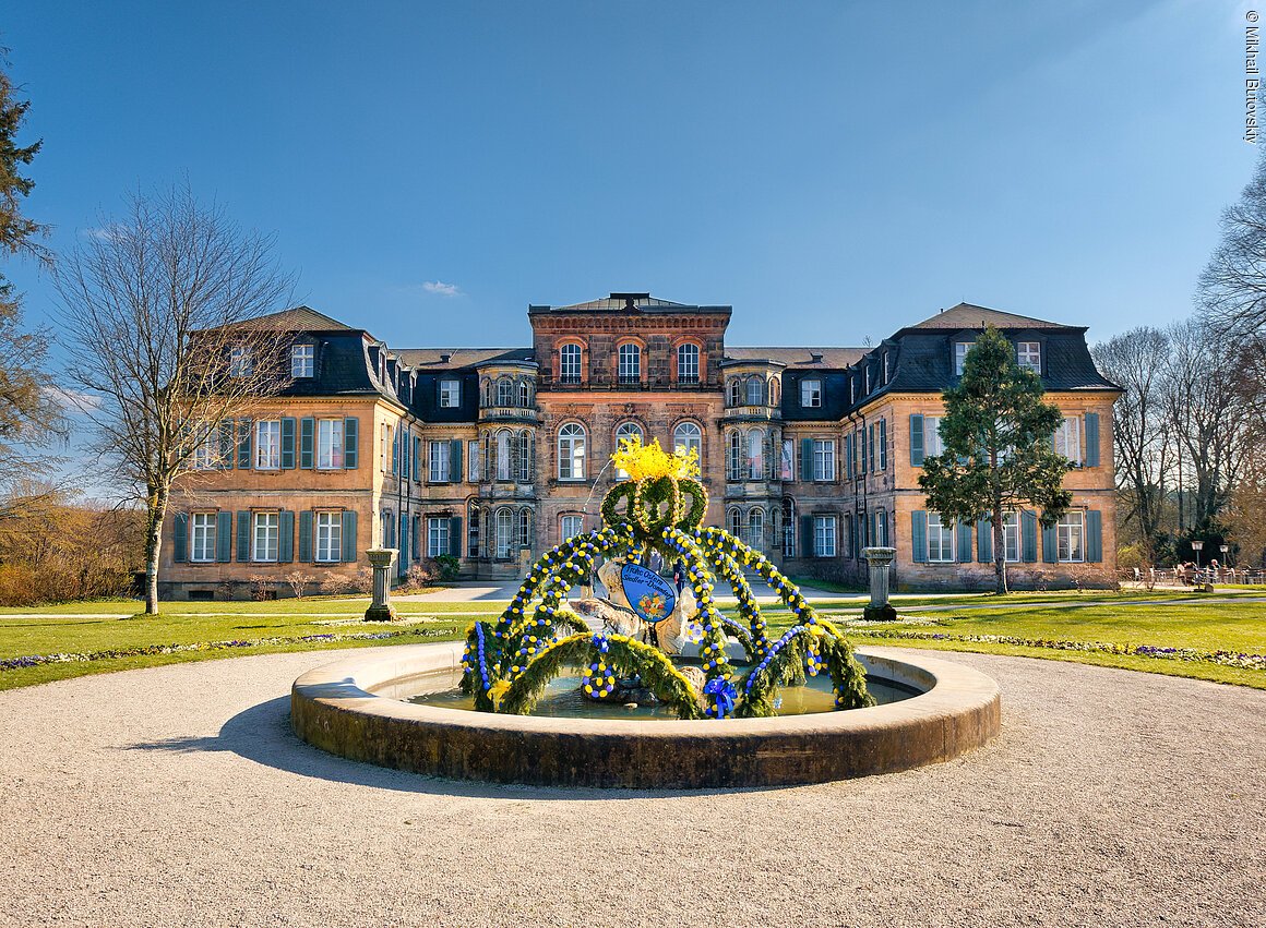 Osterbrunnen vor dem Schloss Fantaisie in Bayreuth