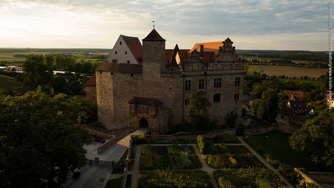 Cadolzburg bei Fürth (Nürnberg), Luftaufnahme der Burg aus Südost bei Abendlicht