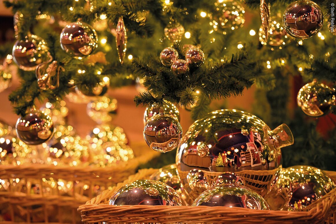 Christbaumschmuck Lauscha (Lauscha, Coburg.Rennsteig) Weihnachtsbaum mit goldenen Kugeln und Lichtern geschmückt.