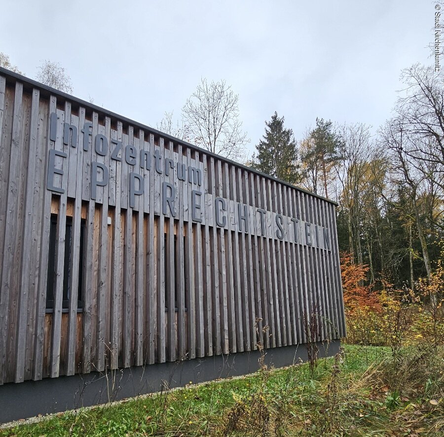 Außenansicht eines Holzgebäudes mit der Aufschrift "Infozentrum Epprechtstein".