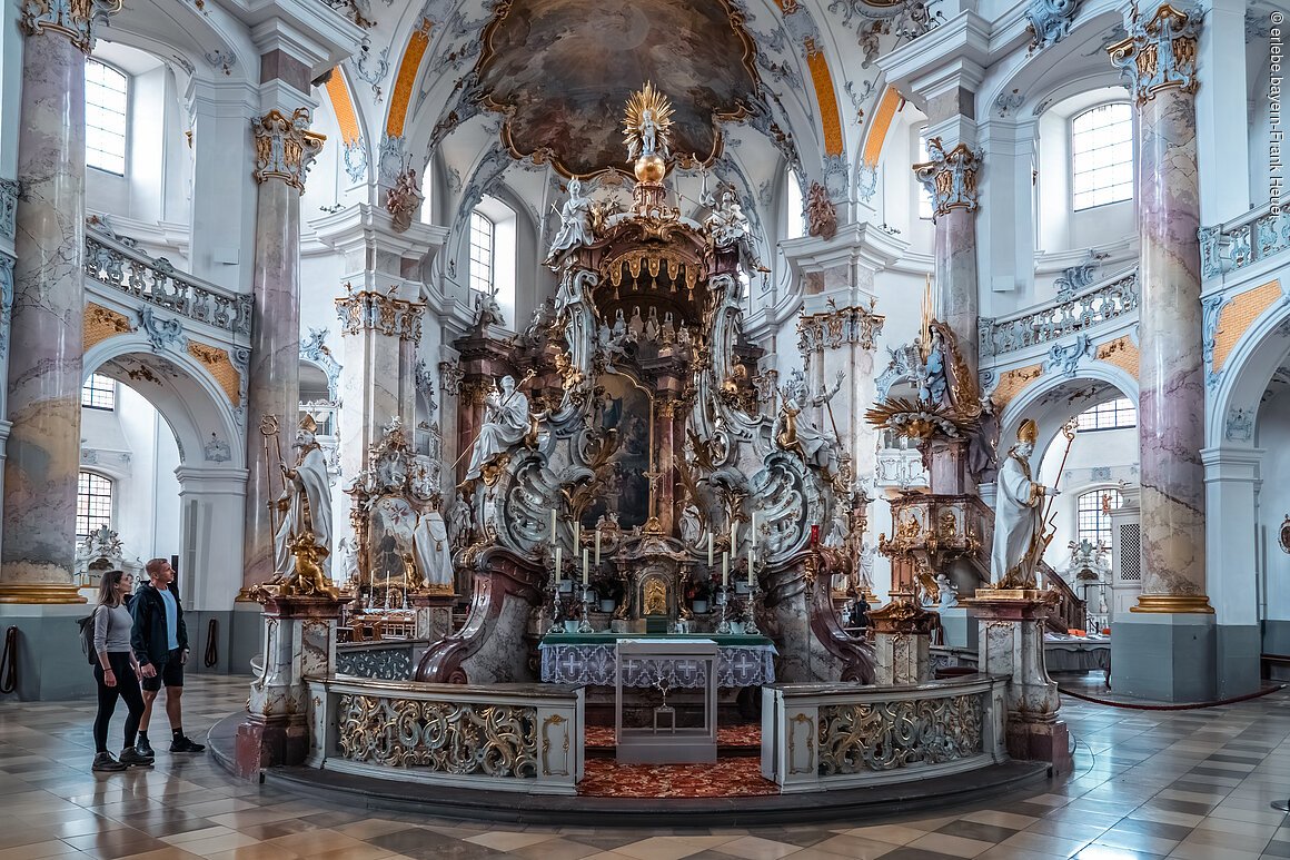 Europa, Deutschland, Bayern, Franken, Bad Staffelstein, Wallfahrtkirche Basilika Vierzehnheiligen, Hochaltar mitten im Kirchenschiff