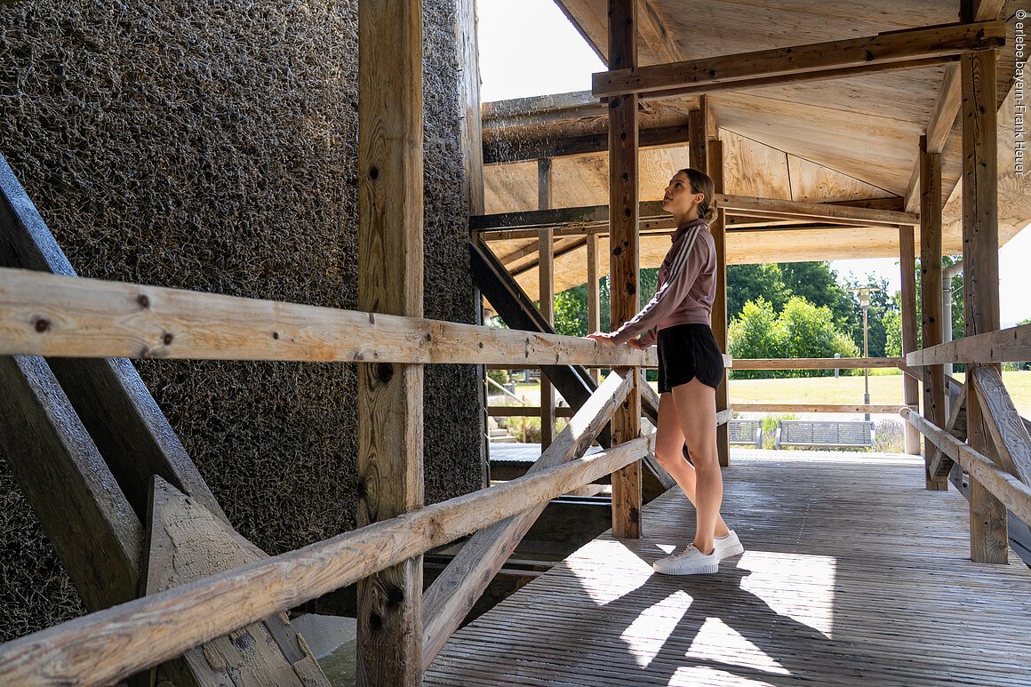 Europa, Deutschland, Bayern, Franken, Bad Staffelstein, Kurpark, Gradierwerk, Inhalation feuchter, salzhaltiger Luft, Dehnuebung