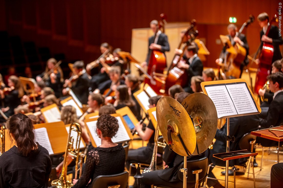 Blick auf zwei aufgestellte Becken inmitten eines Orchesters.