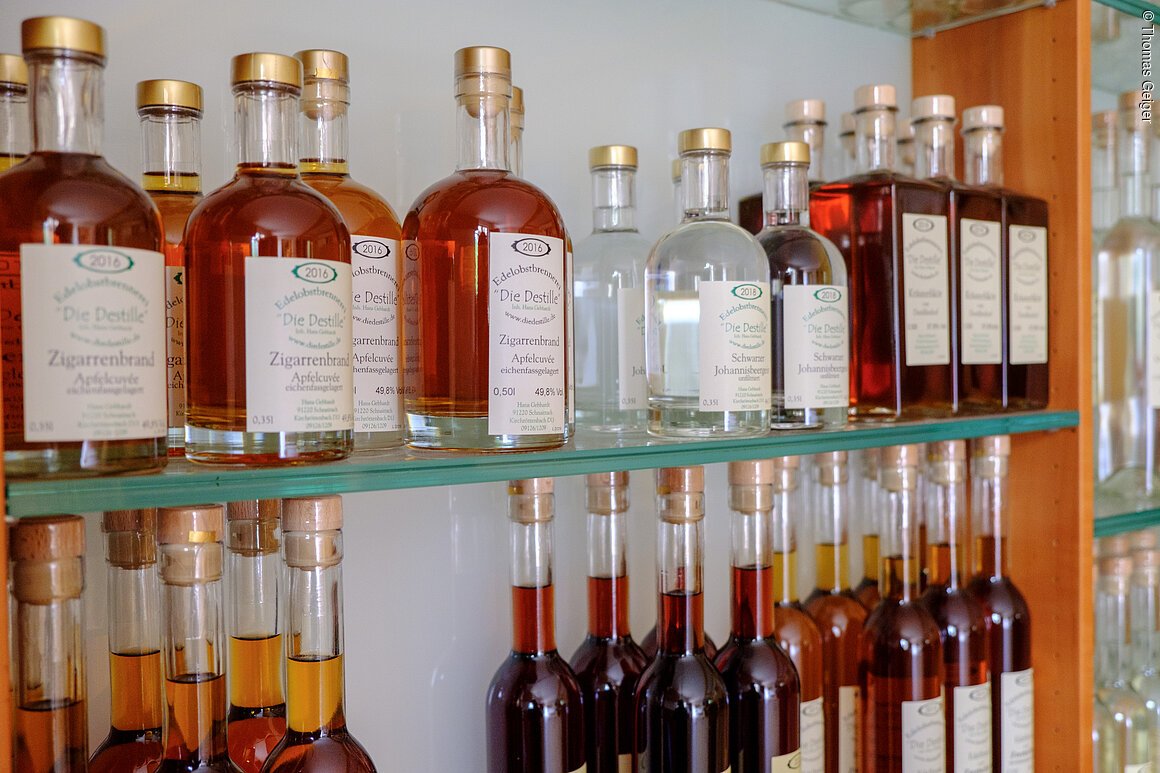 TDG - „Die Destille“ Edelobstbrennerei Hans Gebhardt in Freiroettenbach, Schnaittach; Brand von Schlehen, 15.05.2020; .[© Thomas Geiger, P e g n i t z s t r. 30, D-91217 H e r s b r u c k , Tel.: +49-9151-824959 +  +49-171-3259880 - V e r o e f f e n t li c h u n g   n u r   mi t   H o n o r a r   n a c h   M F M ,   B e l e g   u n d   N a m e n s n e n n u n g !   C o p y r i g h t  n u r   f u e r   J o u r n a l i s t i s c h e  Z w e c k e, K e i n e  P e r s o e n l i c h k e i t s r e c h t e  v o r h a n d e n !  F r e i g a b e   f u e r   J o u r n a l i s t i s c h e  V e r o e f f e n t l . e r t e i l t !