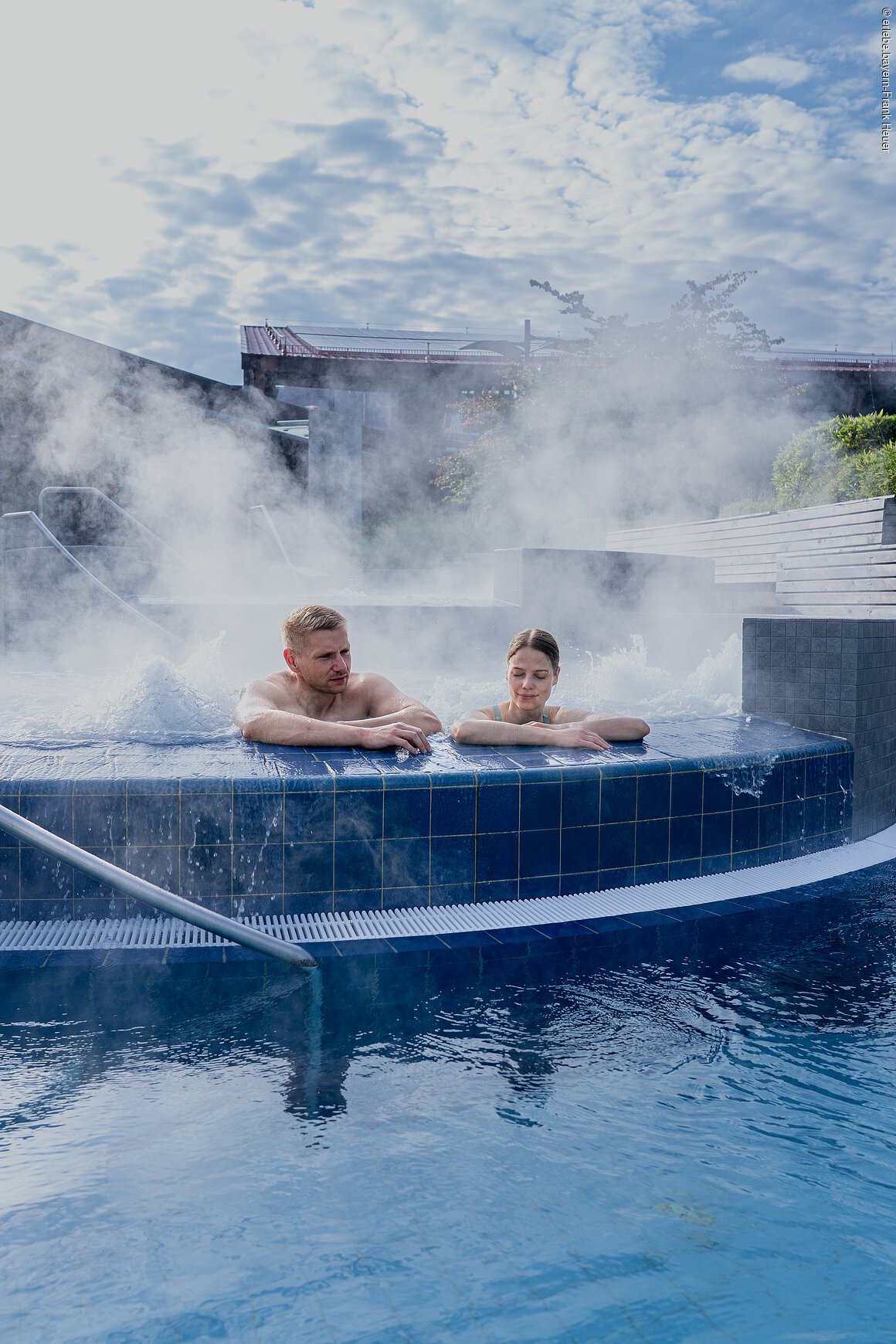 Europa, Deutschland, Bayern, Franken, Bad Staffelstein, Obermain Therme, einzigartiges Thermalbad mit diversen Innen- und Aussenbecken und einem Saunahuettendorf, das sich ueber den schoenen Garten erstreckt, Sole Whirlpools, 3,5 Prozent Salzgehalt , 36 Grad