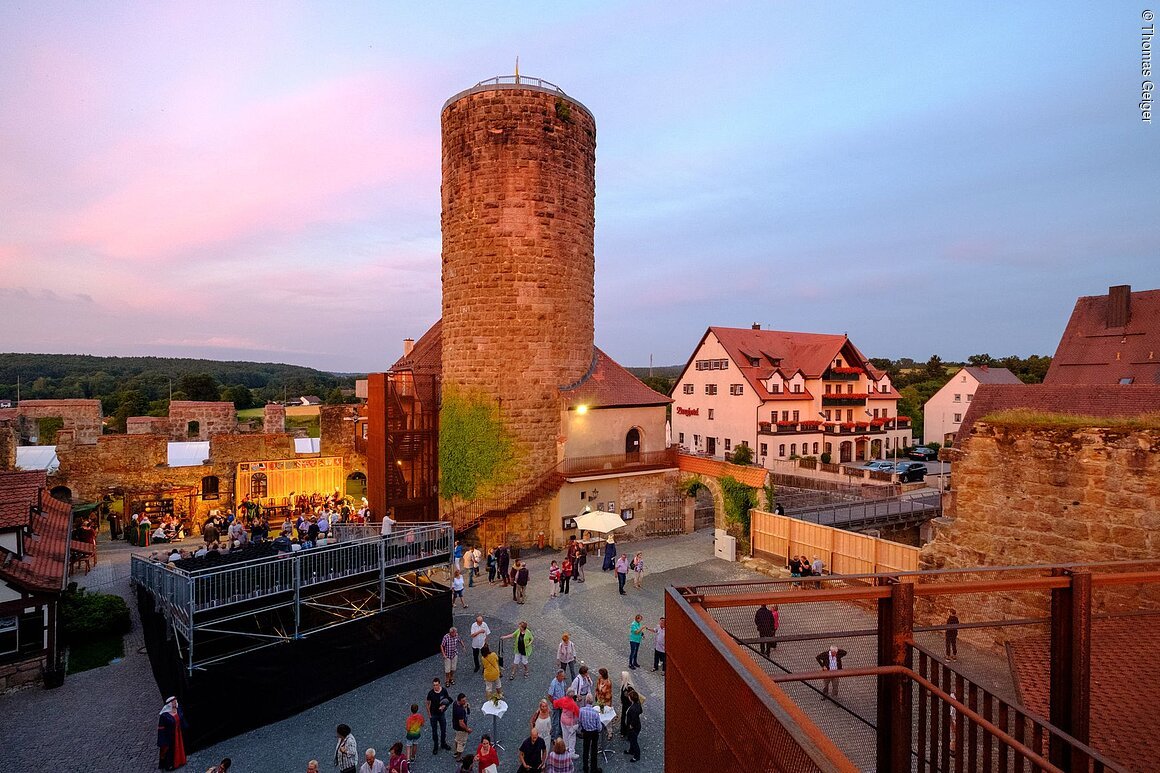 TDG - Eppelein Festspiele, Burgthann, Burg Burgthann, , 21.07.2017; [© Thomas Geiger / TANDEM, P e g n i t z s t r. 30, D-91217 H e r s b r u c k , Tel.: +49-9151-824959 +  +49-171-3259880 - V e r o e f f e n t li c h u n g   n u r   mi t   H o n o r a r   n a c h   M F M ,   B e l e g   u n d   N a m e n s n e n n u n g !   C o p y r i g h t  n u r   f u e r   J o u r n a l i s t i s c h e  Z w e c k e, K e i n e  P e r s o e n l i c h k e i t s r e c h t e  v o r h a n d e n !  F r e i g a b e   f u e r   J o u r n a l i s t i s c h e  V e r o e f f e n t l . e r t e i l t !