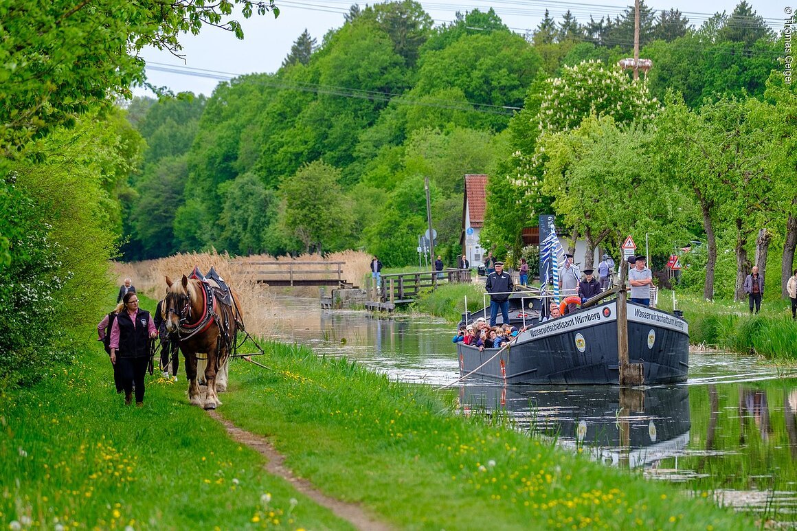 TDG - Treideln mit dem Treidelschiff Elfriede auf dem Ludwig-Donau-Main Kanal bei Schwarzenbach, Burgthann;  04.05.2025; [© Thomas Geiger, P e g n i t z s t r. 30, D-91217 H e r s b r u c k , Tel.: +49-9151-824959 +  +49-171-3259880 - thomas(at)geiger-foto.de - V e r o e f f e n t li c h u n g   n u r   mi t   H o n o r a r   n a c h   M F M ,   B e l e g   u n d   N a m e n s n e n n u n g !   C o p y r i g h t  n u r   f u e r   J o u r n a l i s t i s c h e  Z w e c k e, K e i n e  P e r s o e n l i c h k e i t s r e c h t e  v o r h a n d e n !  F r e i g a b e   f u e r   J o u r n a l i s t i s c h e  V e r o e f f e n t l . e r t e i l t ! ]