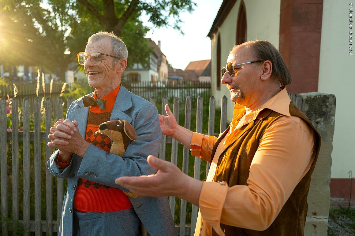 Damit Konsti (Michael Kehr) sich in die Kapelle traut muss ihn Ringo (Johannes Suilvássy) erst noch „taufen“.Szene aus "Flüchtige Bekannt", Freilandtheaterstück von Christian Laubert