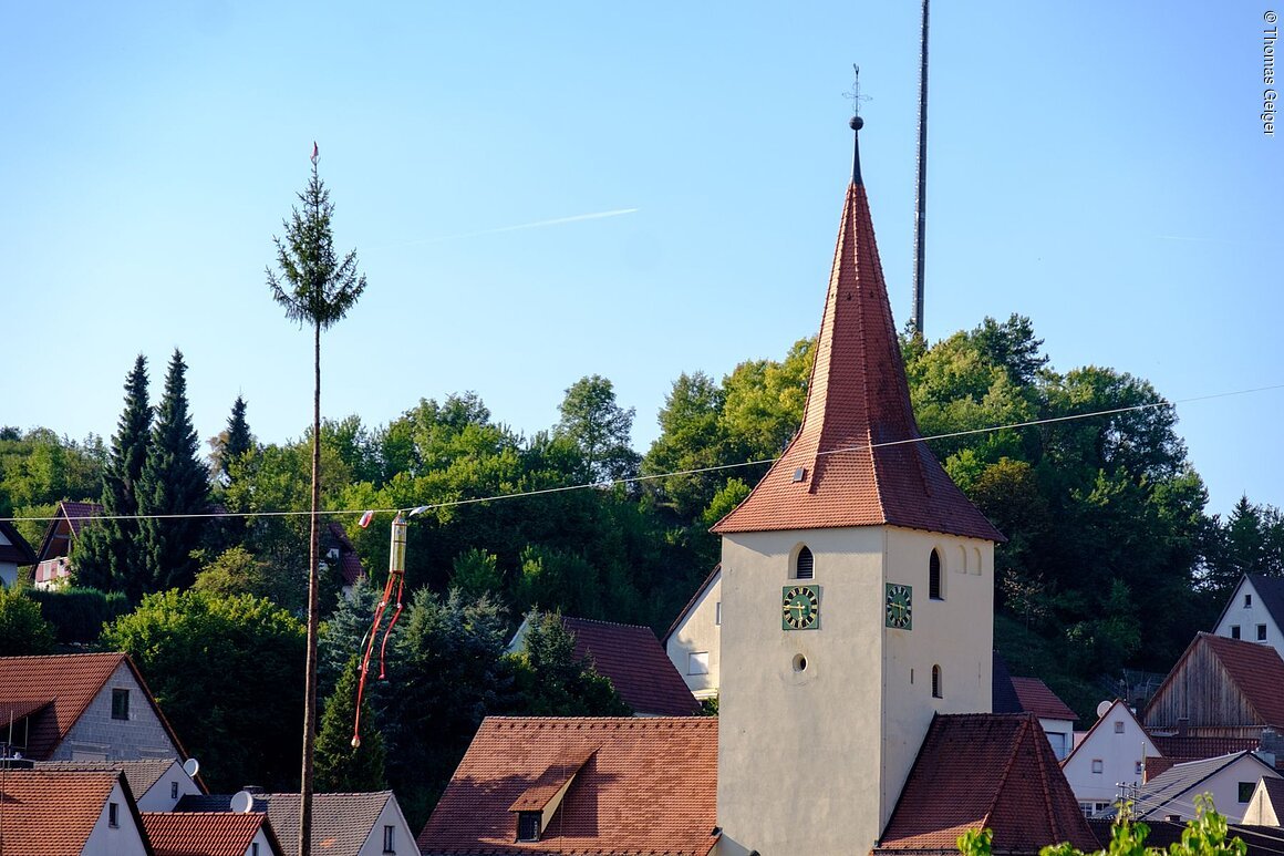 TDG - Alfeld, Alfelder Kirwa, Kirchweih in Alfeld, Tanz um den Buschn, Austanzen des Kirchweihbaumes, Kirwabaumaustanzen, 28.08.2017; [© Thomas Geiger / TANDEM, P e g n i t z s t r. 30, D-91217 H e r s b r u c k , Tel.: +49-9151-824959 +  +49-171-3259880 - V e r o e f f e n t li c h u n g   n u r   mi t   H o n o r a r   n a c h   M F M ,   B e l e g   u n d   N a m e n s n e n n u n g !   C o p y r i g h t  n u r   f u e r   J o u r n a l i s t i s c h e  Z w e c k e, K e i n e  P e r s o e n l i c h k e i t s r e c h t e  v o r h a n d e n !  F r e i g a b e   f u e r   J o u r n a l i s t i s c h e  V e r o e f f e n t l . e r t e i l t !  B a n k v e r b i n d u n g : P o s t b a n k M u e n c h e n - I B A N: DE60700100800218530800 - BIC PBNKDEFF]
