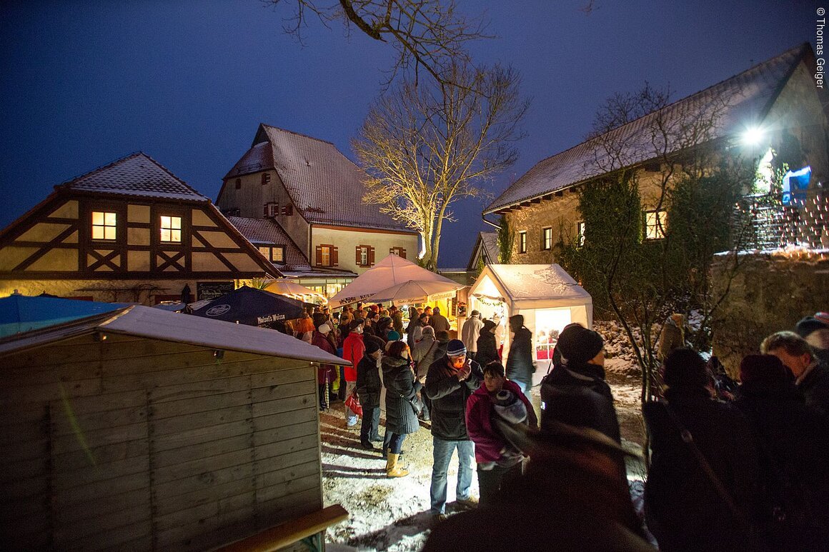 TDG - Weihnachtsmarkt auf Burg Hartenstein; 28.11.2015; [© Thomas Geiger / TANDEM, P e g n i t z s t r. 30, D-91217 H e r s b r u c k , Tel.: +49-9151-824959 +  +49-171-3259880 - V e r o e f f e n t li c h u n g   n u r   mi t   H o n o r a r   n a c h   M F M ,   B e l e g   u n d   N a m e n s n e n n u n g !   C o p y r i g h t  n u r   f u e r   J o u r n a l i s t i s c h e  Z w e c k e, K e i n e  P e r s o e n l i c h k e i t s r e c h t e  v o r h a n d e n !  F r e i g a b e   f u e r   J o u r n a l i s t i s c h e  V e r o e f f e n t l . e r t e i l t !  B a n k v e r b i n d u n g : P o s t b a n k M u e n c h e n - K o n t o 218530800 - BLZ 70010080]]