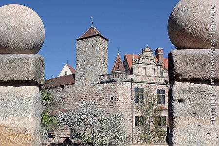 Cadolzburg, Blick von Süden durch die Maueröffnung