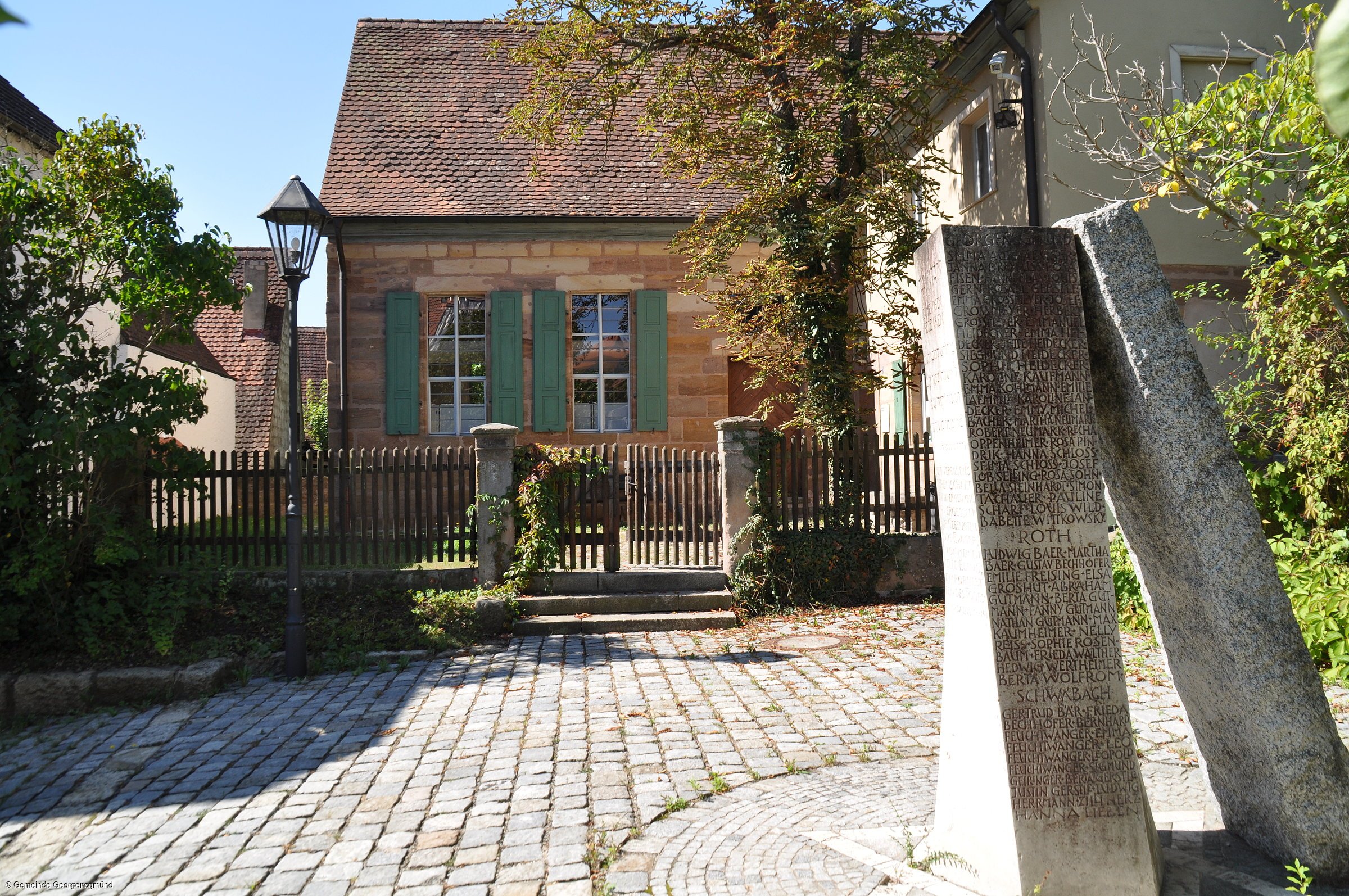 Synagoge mit Gedenkstein (Georgensgmünd, Fränkisches Seenland)