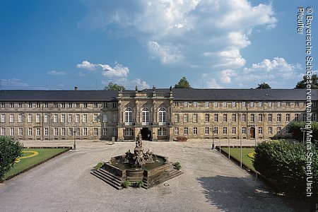 Neues Schloss, Fassade mit Vorplatz und Markgrafenbrunnen, Bayreuth