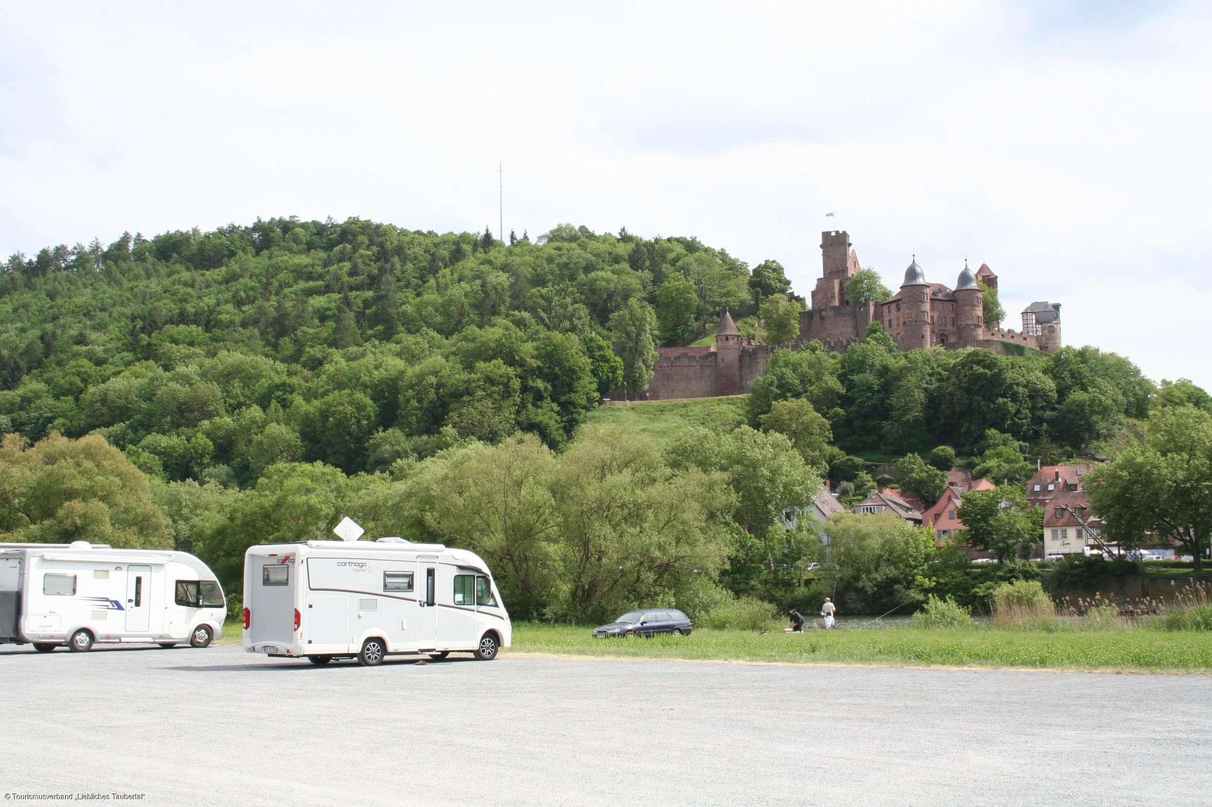 Wohnmobilstellplatz Kreuzwertheim mit Blick auf die Burg Wertheim Wohnmobilstellplatz Kreuzwertheim mit Blick auf die Burg Wertheim