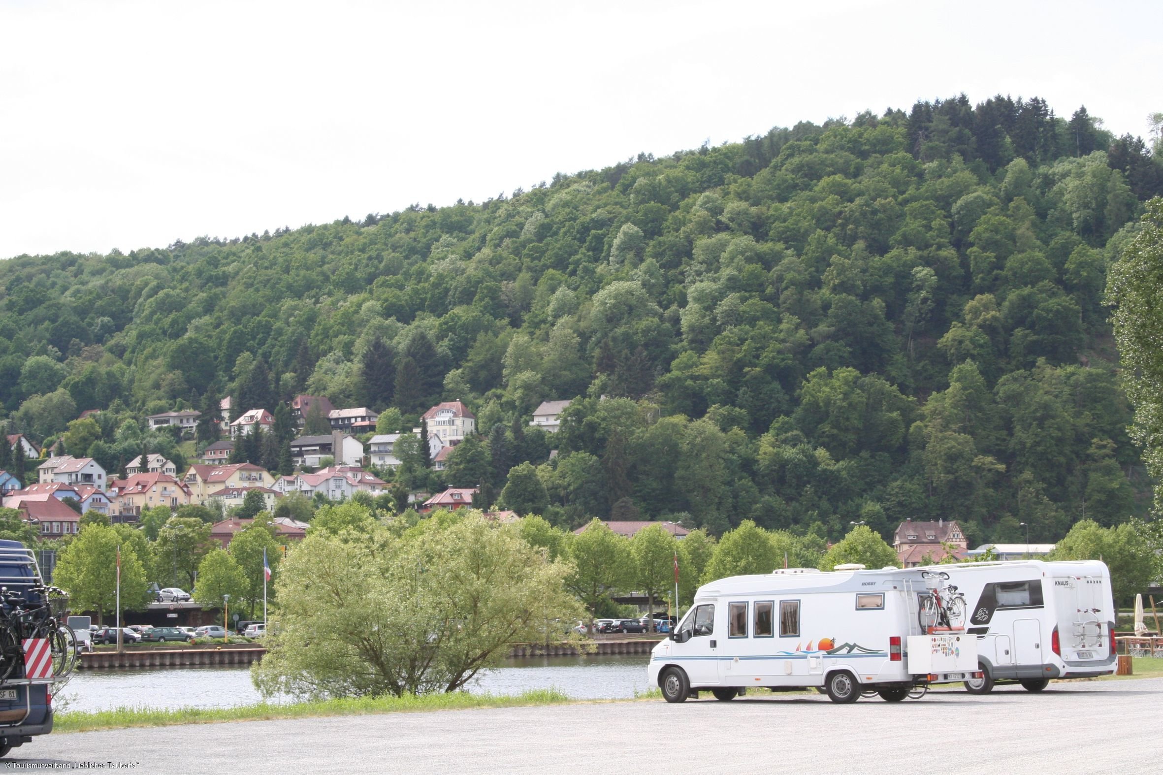 Wohnmobilstellplatz Kreuzwertheim mit Blick auf Wertheim Wohnmobilstellplatz Kreuzwertheim mit Blick auf Wertheim