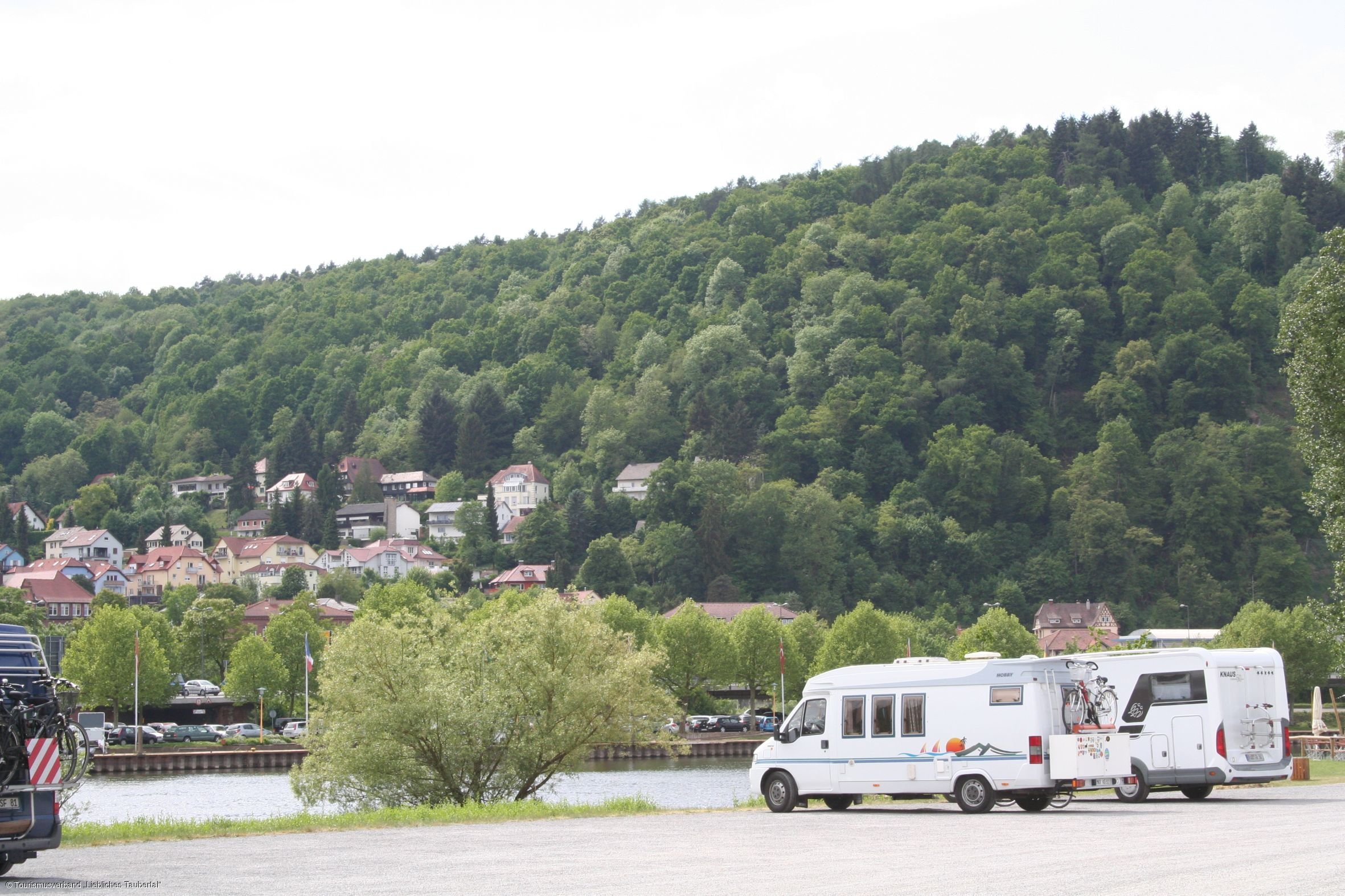 Wohnmobilstellplatz Kreuzwertheim mit Blick auf Wertheim