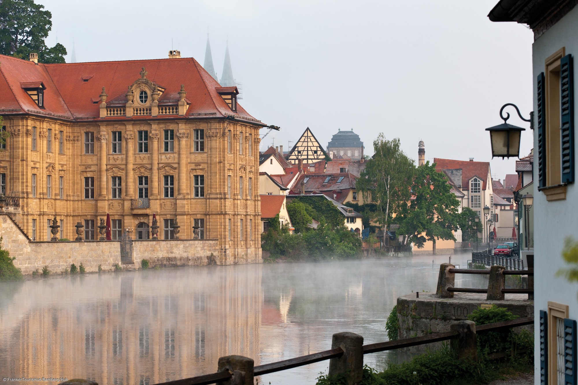 Regnitz mit Wasserschloss Concordia und den Domspitzen im Hintergrund