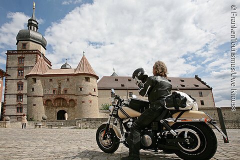 Biker vor der Festung Marienberg (Würzburg, Fränkisches Weinland)