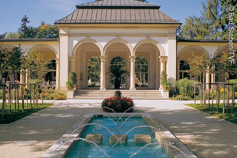 Säulenhalle mit Brunnen (Bad Steben, Frankenwald)