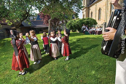 Trachtenkinder bei der Basilika (Gößweinstein, Fränkische Schweiz)