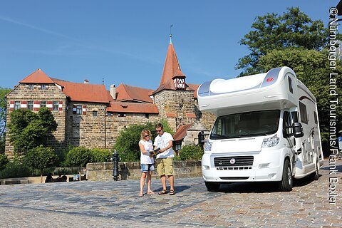 Wohnmobil vor dem Wenzelschloss (Lauf a.d.P., Nürnberger Land)