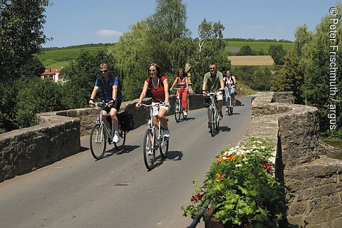 Radler auf der Tauberbrücke (Tauberrettersheim, Liebliches Taubertal)