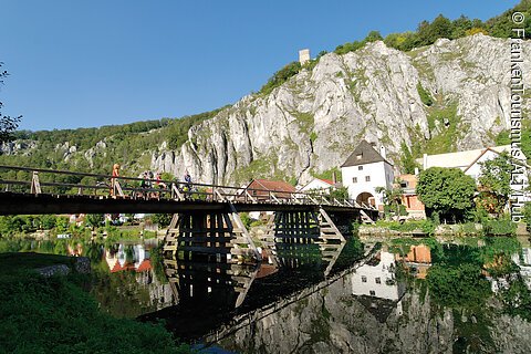 Radler auf der alten Holzbrücke (Essing, Naturpark Altmühltal)