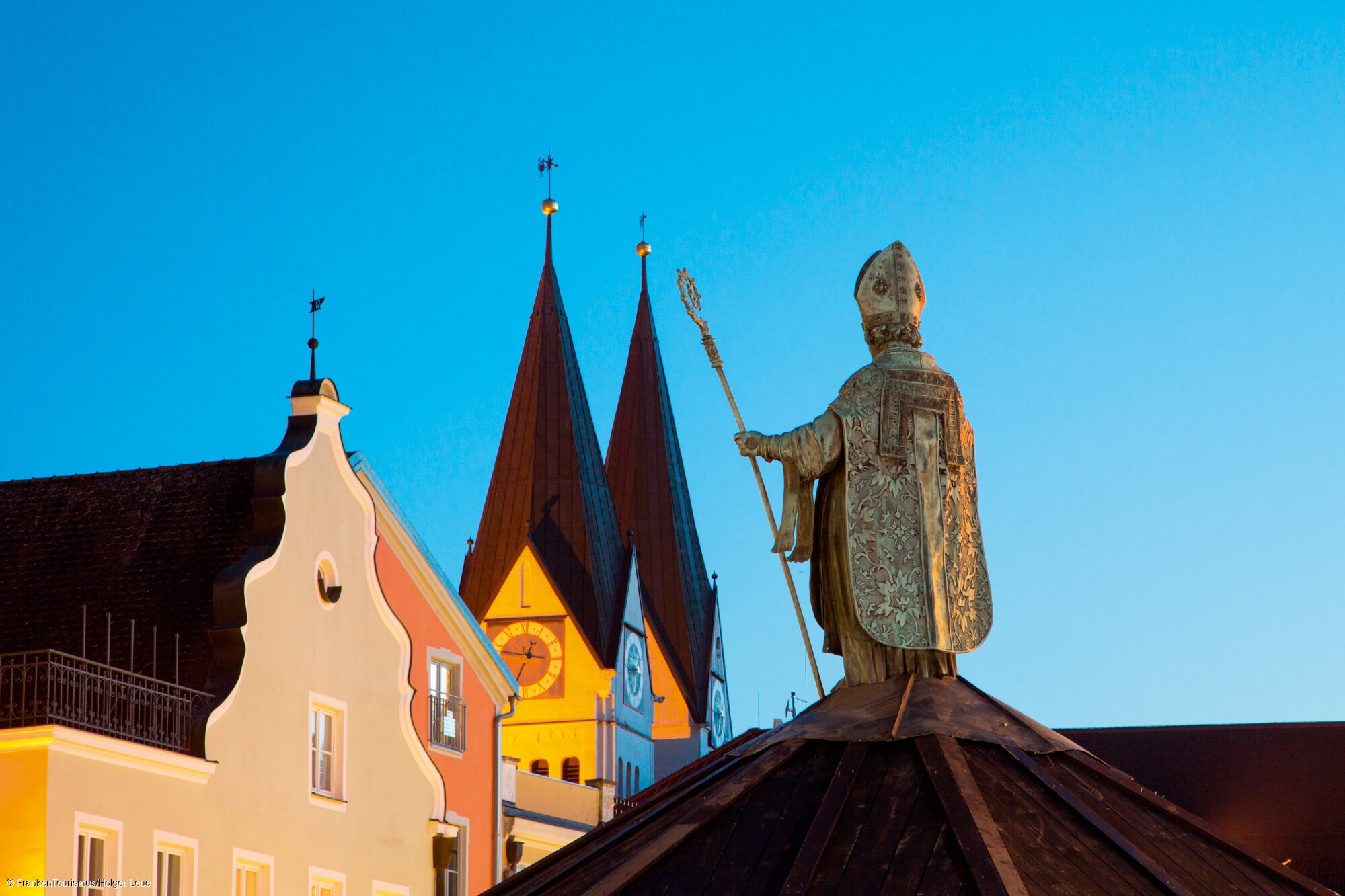 Bischofsstatue am Willibaldsbrunnen (Eichstätt, Naturpark Altmühltal)