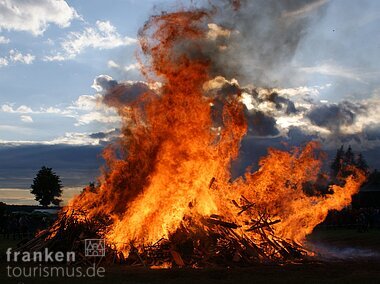 Sonnwendfeuer (Roßtal, Romantisches Franken)