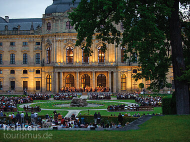 "Kleine Nachtmusik" im Hofgarten der Residenz (Würzburg, Fränkisches Weinland)