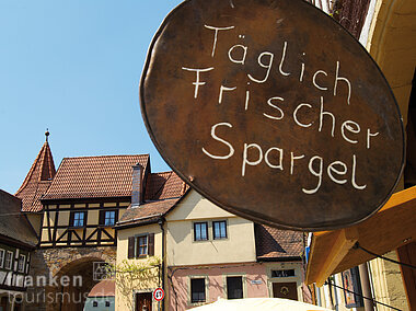 fwl_0419_fraenkisches-weinland_restauranttafel-spargel-prichsenstadt.jpg