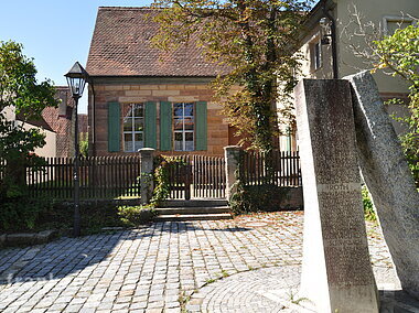 Synagoge mit Gedenkstein (Georgensgmünd, Fränkisches Seenland)