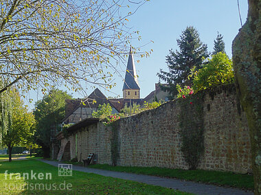 Ortsmauer mit Kirche (Kleinheubach, Spessart-Mainland)