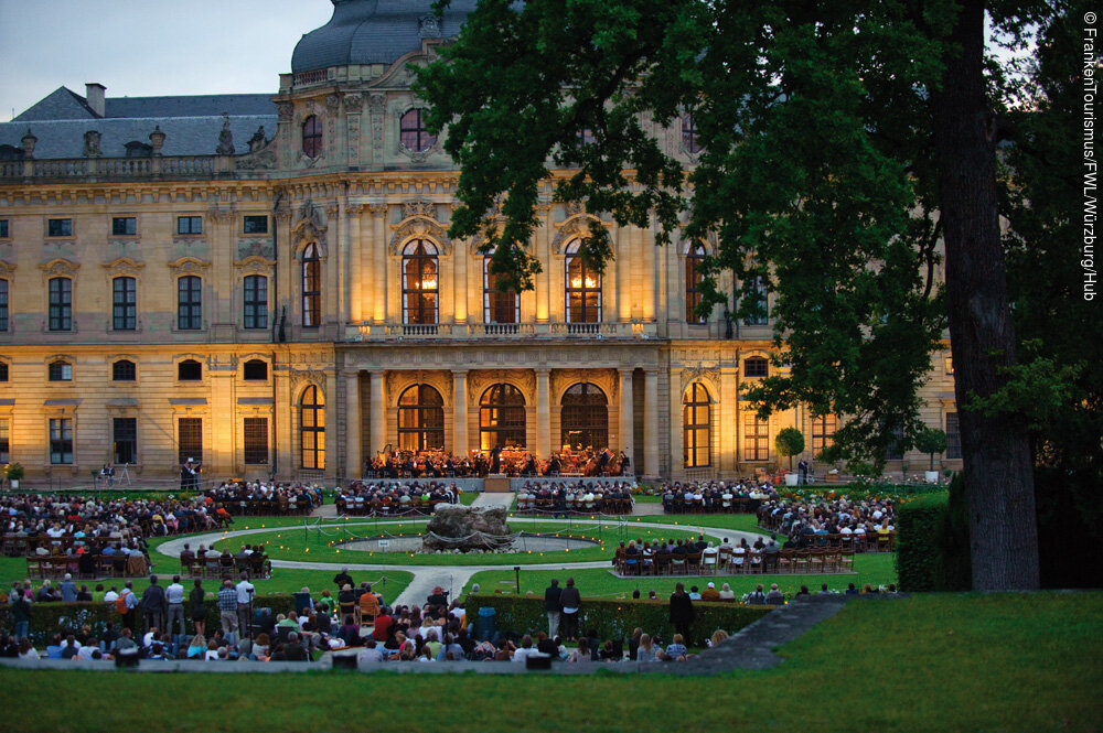 Feststimmung im Hofgarten der Residenz (Würzburg, Fränkisches Weinland)